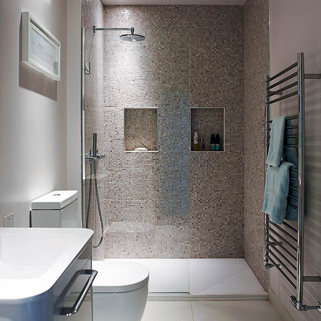 Mẫu phòng tắm với gạch ốp tường có hoa văn tạo cảm giác độc đáo cho thị giác
