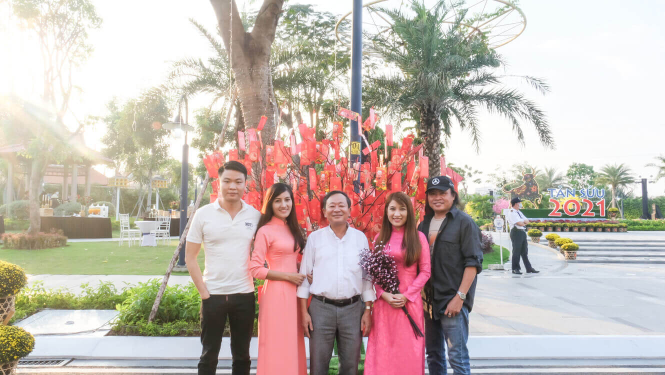 Nhan vien Doctor Home chup hinh cung chu Loc va giam doc sang tao